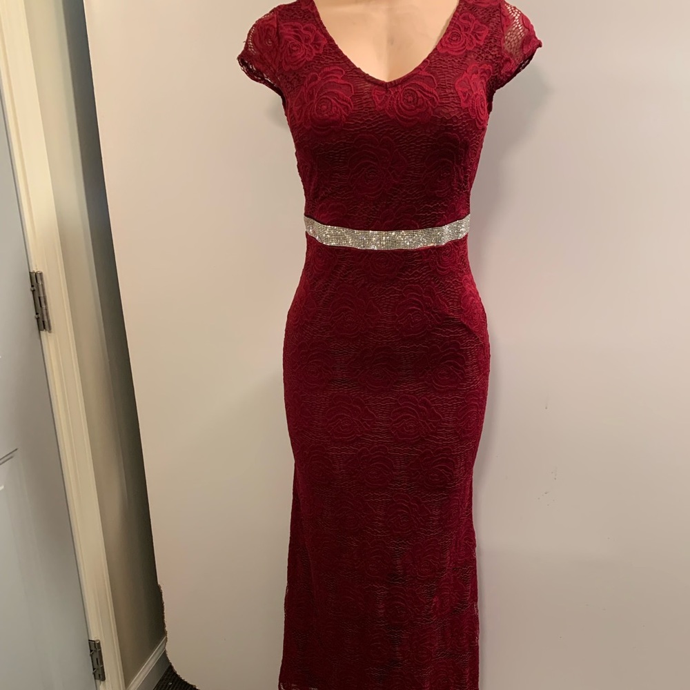 Women junior burgundy lace bodycon maxi dress size (S) sleeveless zipper back